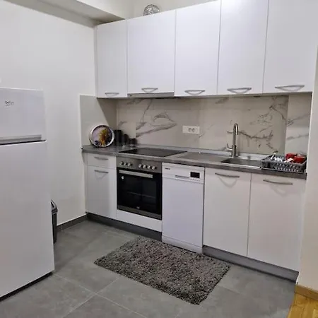 Sunflower Center With Free Garage Apartment